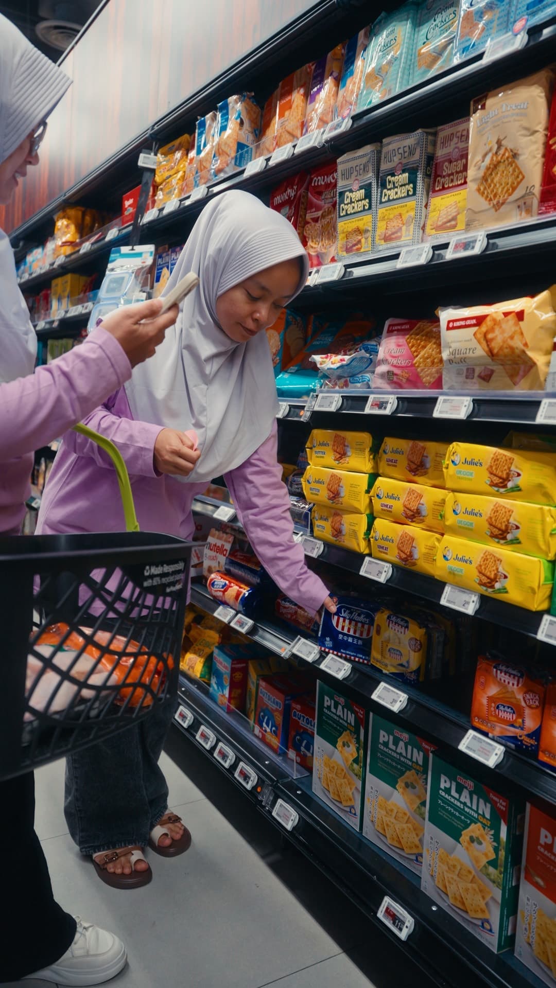 A Jaz Helpers helper doing the weekly grocery shop with her employer in a Singapore supermarket